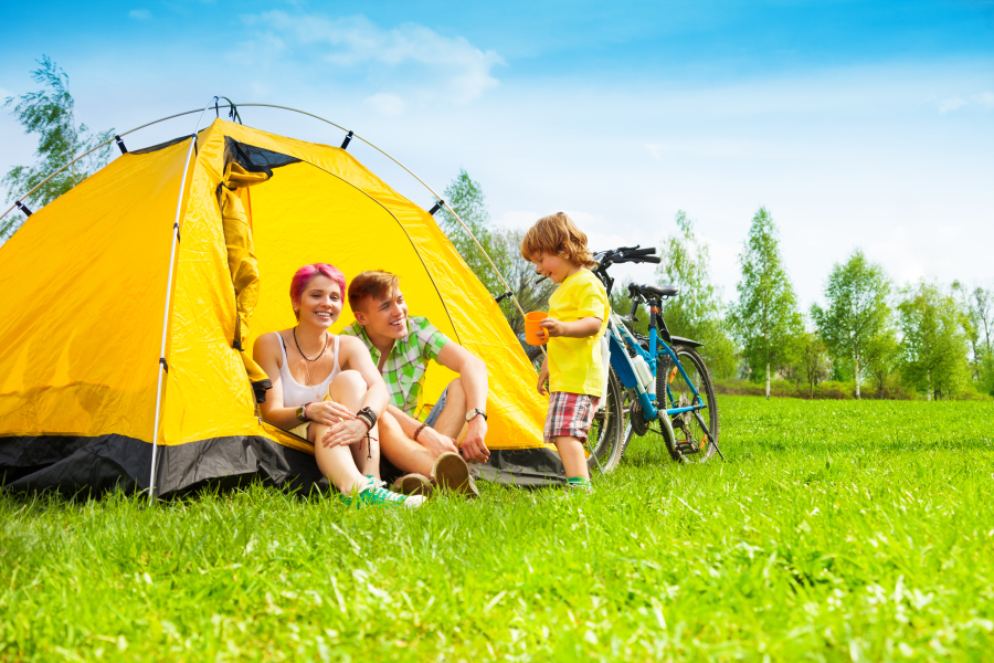 famille dans une tente de camping en Argens